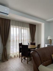 Kosovo PoljeWhite Apartments的客厅配有桌子和沙发