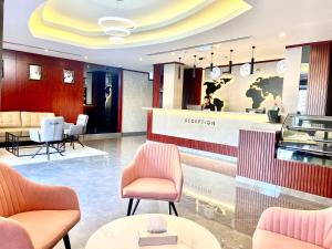 迪拜Concorde Inn Hotel的一个带椅子的等候室和前台