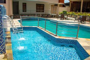 纳库鲁Grand Winston Hotel的大楼内的一个蓝色海水游泳池