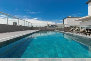 圣若泽K-Platz 406 - Studio Elegante e Moderno na Melhor Localização do Continente的建筑物屋顶上的游泳池
