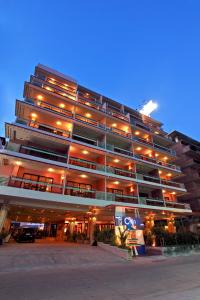 芭堤雅市中心芭堤雅阁楼酒店的一座大型建筑,有许多窗户和灯