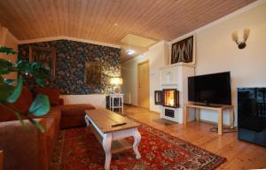 HiiessaareRoograhu guesthouse&resto的带沙发和电视的客厅