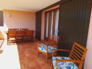 奥尔比亚Sealine Villa with an amazing view of Tavolara的用餐室配有木椅和桌子