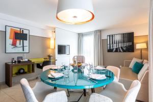 库尔布瓦Fraser Suites Paris La Défense的客厅配有蓝色的桌子和椅子