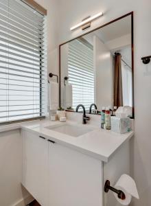 奥斯汀The Marymaker by Lodgewell - It's Super Suite Y'all的白色的浴室设有水槽和镜子