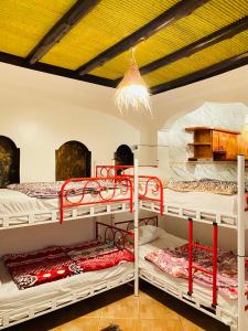 塔哈佐特Azoul Surf Hostel Taghazout的客房设有两张双层床和天花板。