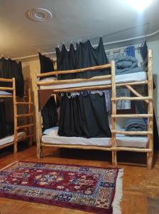 马拉里The Hideout - Hiraeth的配有2张双层床的宿舍间设有地毯。