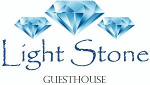 逊邱伦LightStone Guesthouse的蓝钻石标志,带有词性光探针商店
