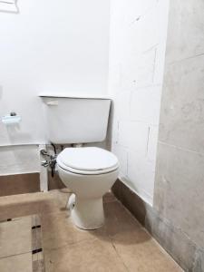 马丁内斯Jazmines Apart的一间位于客房内的白色卫生间的浴室