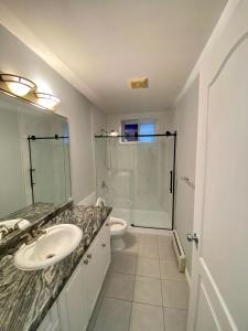 萨里Anne's BNB的白色的浴室设有水槽和淋浴。