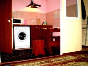 尼古拉耶夫2 КОМНАТЫ 4 дивана ЧКАЛОВА-САДОВАЯ "Сити центр" 2 этаж WI-FI 2 этажный отдельный дом的厨房配有洗衣机