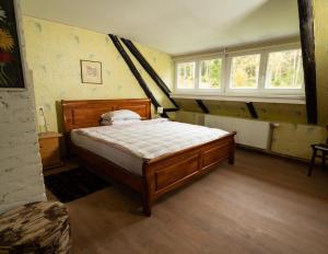 利加特内Avoti的一间卧室设有一张床和两个窗户。