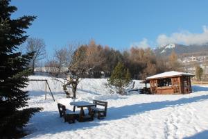 卡瓦莱塞CASA PARADISO - Vista valle的小屋旁的雪地野餐桌