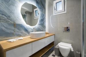 古瓦伊Casa di Prios brand new renovated Villa in Gouves的一间带水槽、卫生间和镜子的浴室