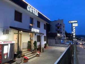 波坦察Hotel IL DIRETTO的街道边有标志的酒店