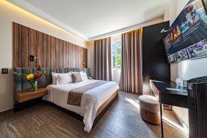 墨西哥城Casa Nou的酒店客房设有一张大床和一张书桌。