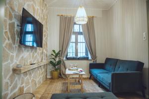 约阿尼纳locanta的客厅配有蓝色的沙发和桌子