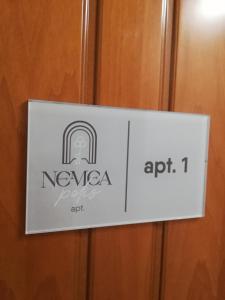 NeméaNemeapolis 1 apt的电梯门上的标志