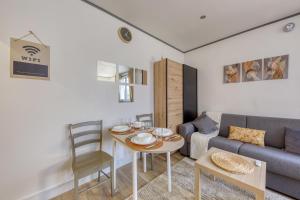 MontmagnyLE NID DOUILLET : PARIS proche-Cozy-Netflix的客厅配有沙发和桌子