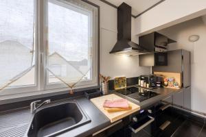 MontmagnyLE NID DOUILLET : PARIS proche-Cozy-Netflix的一个带水槽和大窗户的厨房