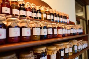 阿夫里格纳图拉家庭度假村的装满大量蜂蜜的货架