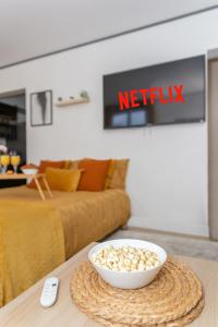 MontmagnyLE NID DOUILLET : PARIS proche-Cozy-Netflix的客厅里的桌子上放着一碗爆米花
