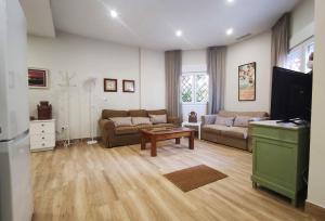 桑卢卡尔-德巴拉梅达APARTAMENTOS SANLUCAR CASA C的客厅配有沙发和桌子