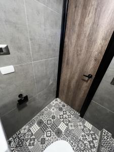 维纳德马VOY Hostales - Oriente的一间带卫生间的浴室和瓷砖地板。