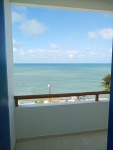 考卡亚La Suite Praia Hotel的阳台享有海景。