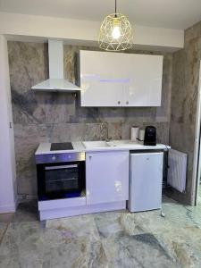 鲁昂Golden Love - Jacuzzi的厨房配有水槽和微波炉