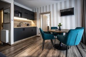 利普托斯基米库拉斯Hotel Demanova Apartments Dependance的厨房以及带桌椅的用餐室。