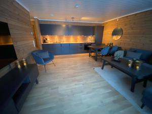斯屈勒斯塔穆New modern apartment with great view - ski in & out的一间带蓝色家具的客厅和一间厨房