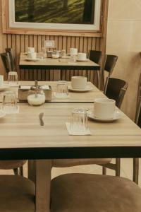 圣拉斐尔艾拉斯酒店的桌子上摆放着椅子和盘子,玻璃杯
