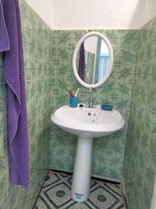 苏塞Dar Hkaïem的一间带水槽和镜子的浴室