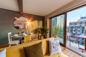 墨西哥城Baja California 279 Apartments的客厅配有黄色的沙发和桌子