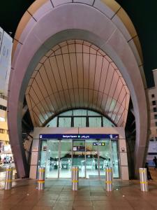 迪拜Cloud9 hostel的享有购物商场入口的景致