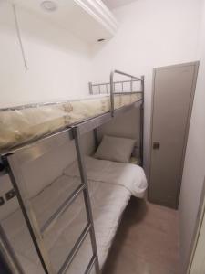 迪拜Cloud9 hostel的带两张双层床和一扇门的房间
