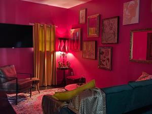 桑福德Boho Nights的客厅设有粉红色的墙壁和沙发