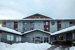 罗斯兰罗斯兰威望山度假酒店的一座积雪覆盖的建筑,周围积雪很多