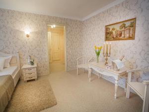 苏梅Luxury Apartments with Jacuzzi的一间卧室配有一张床、一张桌子和一张桌子