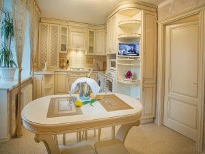 苏梅Luxury Apartments with Jacuzzi的厨房配有白色橱柜、水槽和柜台。