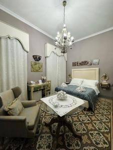 克罗托内Estes的一间卧室配有一张床、一张桌子和一个吊灯。
