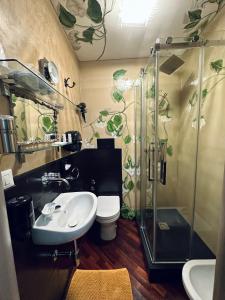 克罗托内Estes的带淋浴、卫生间和盥洗盆的浴室