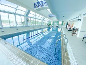 基隆长荣桂冠酒店 - 基隆的大楼内的大型游泳池