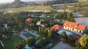 宁平Hoa Và Đá Ninh Binh的享有带游泳池的房屋的空中景致