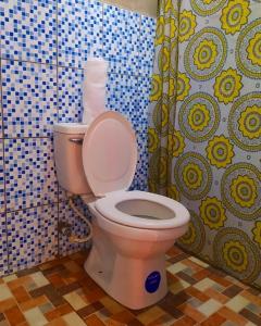 莫约加尔帕Rustic House Hostel的浴室设有卫生间,上面有卫生纸卷