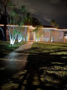 克利尔沃特Crest Lake Beach House的车道上一所棕榈树和灯的房子