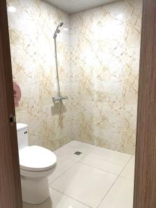 北宁Viet Long Complex Residence的一间带卫生间和淋浴的浴室