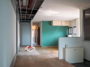 鹿沼Center - Vacation STAY 54213v的走廊上设有厨房和蓝色的墙壁