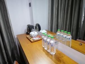 平纳瓦拉大象湾酒店的桌子上放着一束水